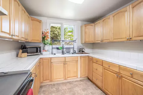 Kitchen - 2855 Irwin Rd, Redding, CA 96002 photo 1 of 2