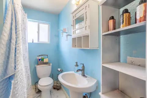 Bath - 2855 Irwin Rd, Redding, CA 96002 photo 1 of 2
