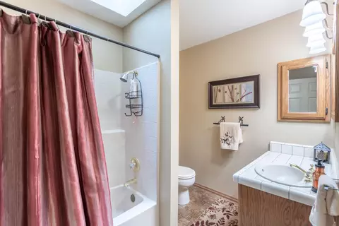 Bath - 20621 Chipeta Way, Redding, CA 96003 photo 4 of 5