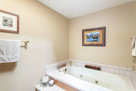 Bath - 20621 Chipeta Way, Redding, CA 96003 photo 5 of 5