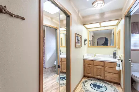 Bath - 20621 Chipeta Way, Redding, CA 96003 photo 1 of 5