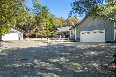 Exterior - 20621 Chipeta Way, Redding, CA 96003 photo 4 of 20