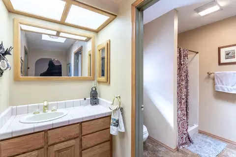 Bath - 20621 Chipeta Way, Redding, CA 96003 photo 2 of 5