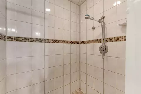 Bath - 14965 Oak Knoll Dr, Red Bluff, CA 96080 photo 2 of 4