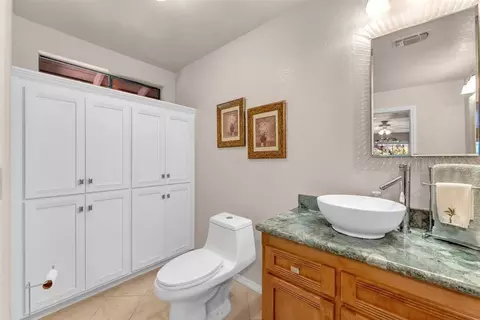 Bath - 14965 Oak Knoll Dr, Red Bluff, CA 96080 photo 3 of 4