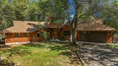 21082 Oak Knoll Rd, Redding, CA 96003