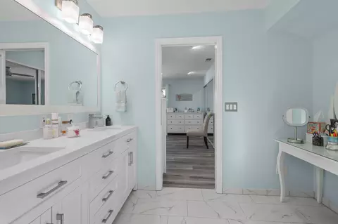 Bath - 672 Reddington Dr, Redding, CA 96003 photo 8 of 9