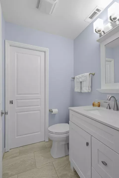 Bath - 672 Reddington Dr, Redding, CA 96003 photo 4 of 9
