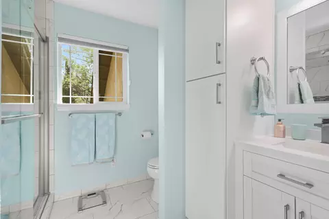 Bath - 672 Reddington Dr, Redding, CA 96003 photo 7 of 9