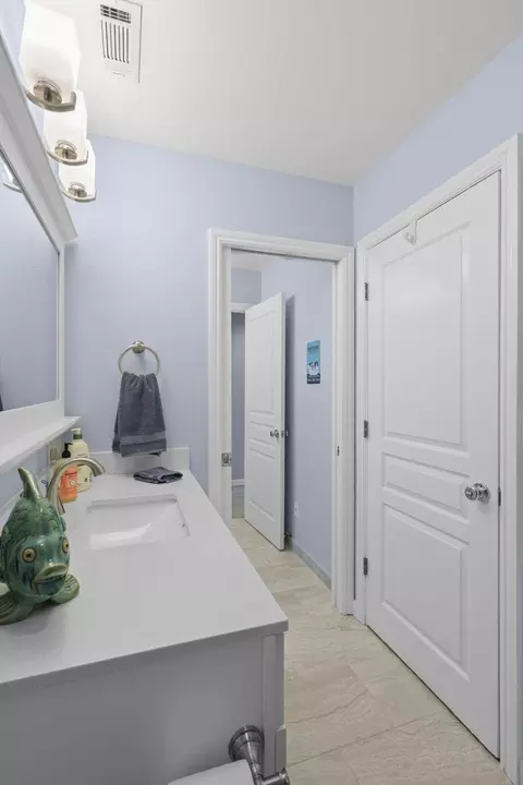 Bath - 672 Reddington Dr, Redding, CA 96003 photo 2 of 9