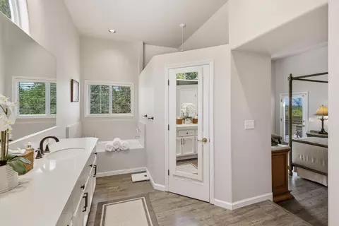Bath - 1289 River Ridge Dr, Redding, CA 96003 photo 3 of 6