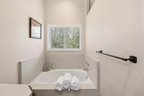 Bath - 1289 River Ridge Dr, Redding, CA 96003 photo 5 of 6