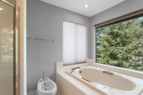 Bath - 1688 El Capitan Dr, Redding, CA 96001 photo 4 of 4