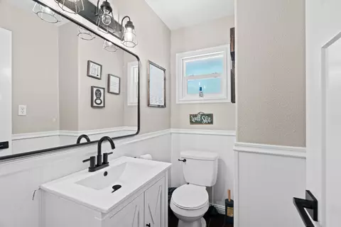 Bath - 3689 Suzanne Way, Redding, CA 96002 photo 6 of 6