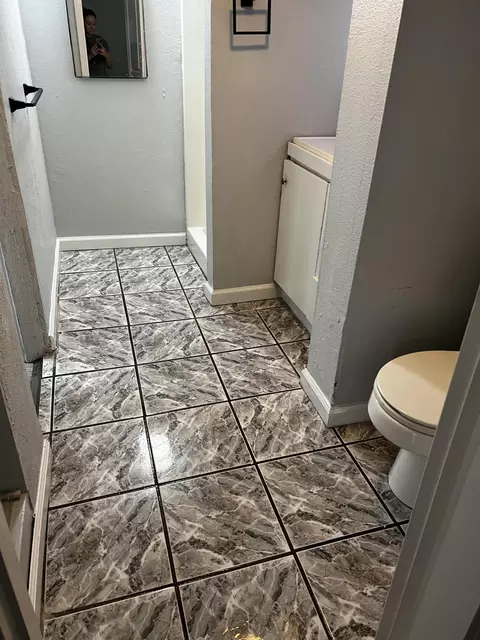 Bath - 1129 Magnolia Ave, Redding, CA 96001 photo 3 of 4