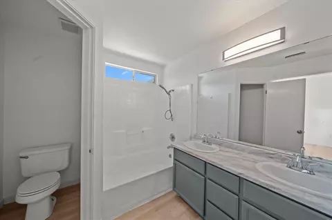 Bath - 785 Mallard St, Redding, CA 96003 photo 2 of 4