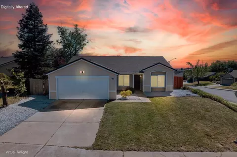 785 Mallard St, Redding, CA 96003