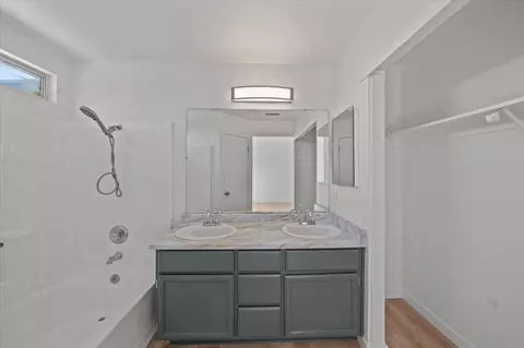Bath - 785 Mallard St, Redding, CA 96003 photo 3 of 4