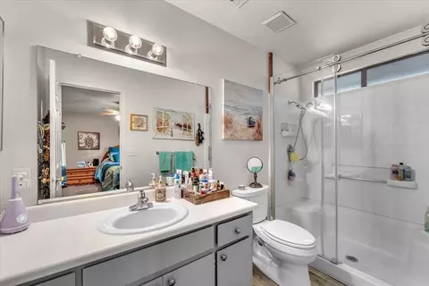 Bath - 2861 Shotwick Trl, Redding, CA 96002 photo 1 of 2