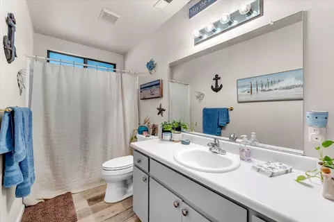 Bath - 2861 Shotwick Trl, Redding, CA 96002 photo 2 of 2