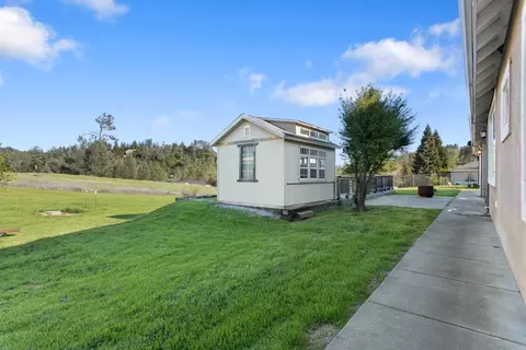 Exterior - 14440 Sea Biscuit Ct, Redding, CA 96003 photo 8 of 10