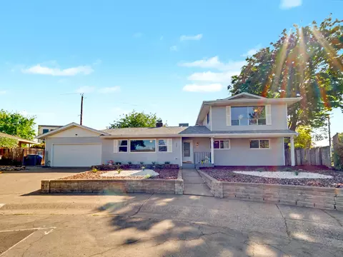 1005 Grissom Ct, Redding, CA 96002