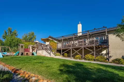 Exterior - 1384 Spinnaker Dr, Redding, CA 96003 photo 6 of 8