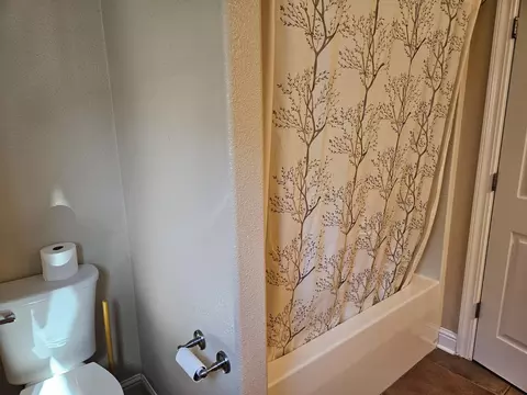 Bath - 3366 Old Lantern Dr, Redding, CA 96003 photo 2 of 4