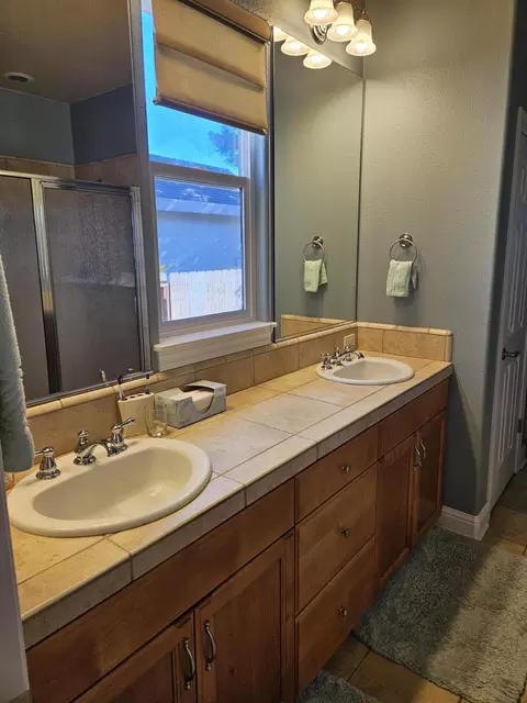 Bath - 3366 Old Lantern Dr, Redding, CA 96003 photo 3 of 4