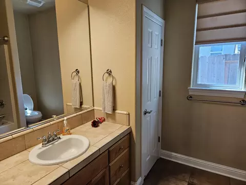 Bath - 3366 Old Lantern Dr, Redding, CA 96003 photo 1 of 4