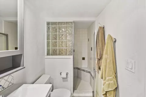 Bath - 4001 Alta Mesa Dr, Redding, CA 96002 photo 4 of 4