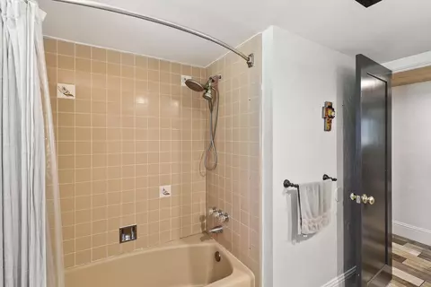 Bath - 4001 Alta Mesa Dr, Redding, CA 96002 photo 2 of 4