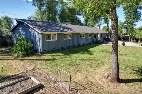 Exterior - 4001 Alta Mesa Dr, Redding, CA 96002 photo 11 of 22