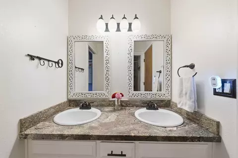 Bath - 4000 Meander Dr, Redding, CA 96001 photo 3 of 4