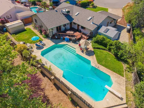 4000 Meander Dr, Redding, CA 96001