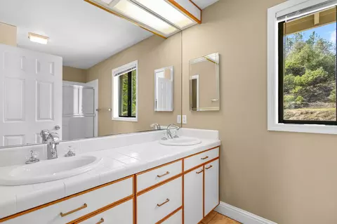 Bath - 17505 Forest View Dr, Redding, CA 96003 photo 4 of 5