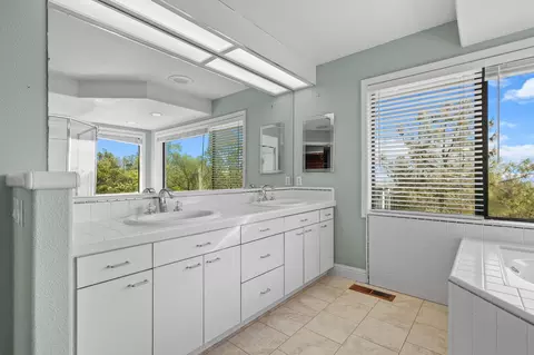 Bath - 17505 Forest View Dr, Redding, CA 96003 photo 1 of 5