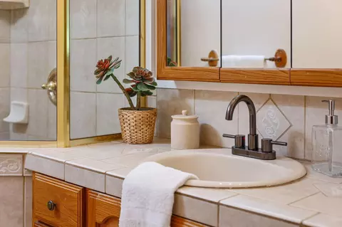 Bath - 4550 Placer Rd, Redding, CA 96001 photo 5 of 6