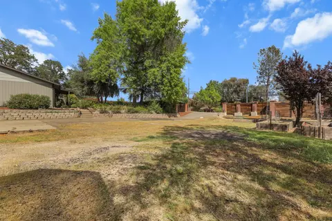 Exterior - 4550 Placer Rd, Redding, CA 96001 photo 11 of 39