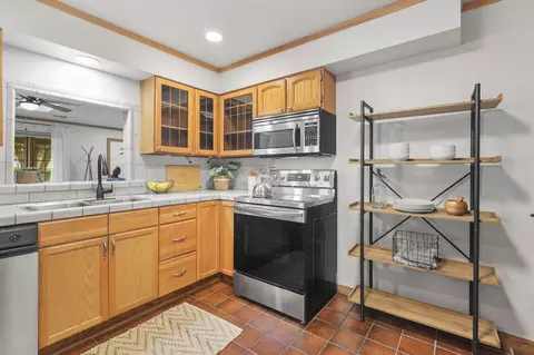 Kitchen - 4550 Placer Rd, Redding, CA 96001 photo 4 of 6