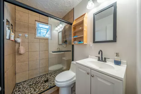 Bath - 2976 West Way, Redding, CA 96002 photo 3 of 3