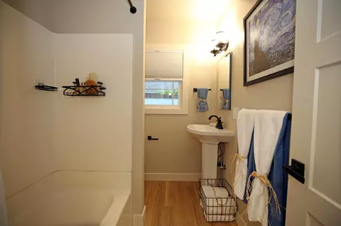 Bath - 2910 Anita St, Redding, CA 96001 photo 1 of 2