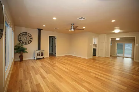 Living - 2910 Anita St, Redding, CA 96001 photo 2 of 3