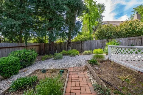 Exterior - 2752 Summerbreeze Pl, Redding, CA 96001 photo 22 of 24