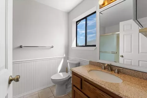 Bath - 2752 Summerbreeze Pl, Redding, CA 96001 photo 3 of 4