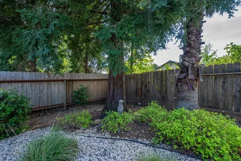 Exterior - 2752 Summerbreeze Pl, Redding, CA 96001 photo 15 of 24