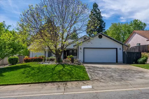 2752 Summerbreeze Pl, Redding, CA 96001
