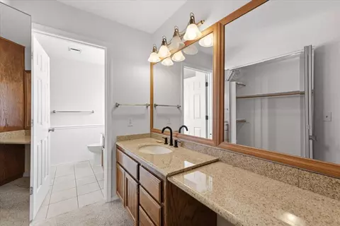 Bath - 2752 Summerbreeze Pl, Redding, CA 96001 photo 2 of 4