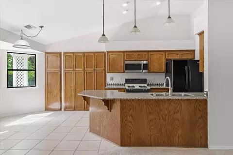 Kitchen - 2752 Summerbreeze Pl, Redding, CA 96001 photo 1 of 2