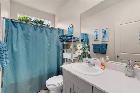 Bath - 3622 Ginny Ct, Redding, CA 96001 photo 3 of 3